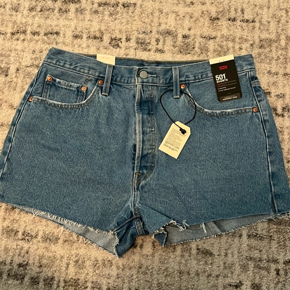 Levi Women’s Shorts Size 34 NWT - Picture 1 of 7